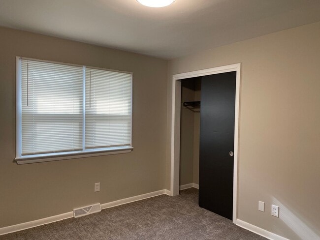 Building Photo - 1910 Thornapple Ave