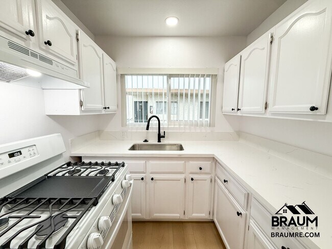 Building Photo - 4636 Laurel Canyon Blvd