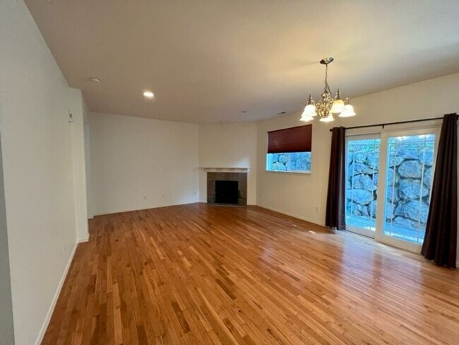 Building Photo - 3 bdrm 2.5 bth house