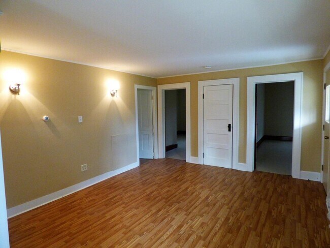 Building Photo - 3BR 1BA Farmhouse!