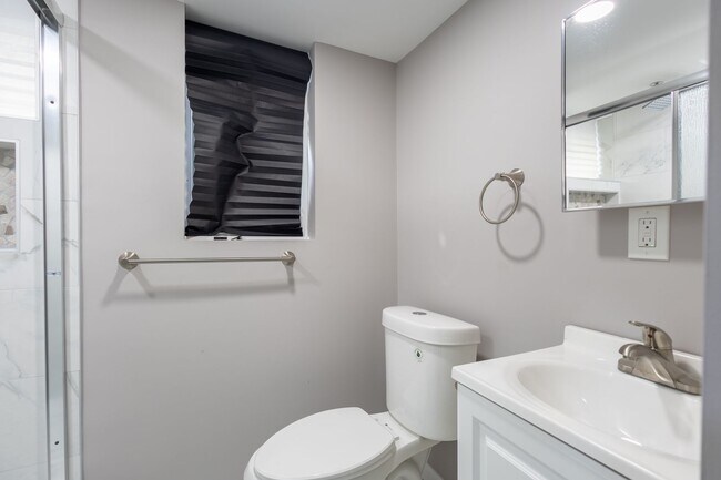 Building Photo - Lovely 3 BR/2 BA Semi-Detached Home in Nor...