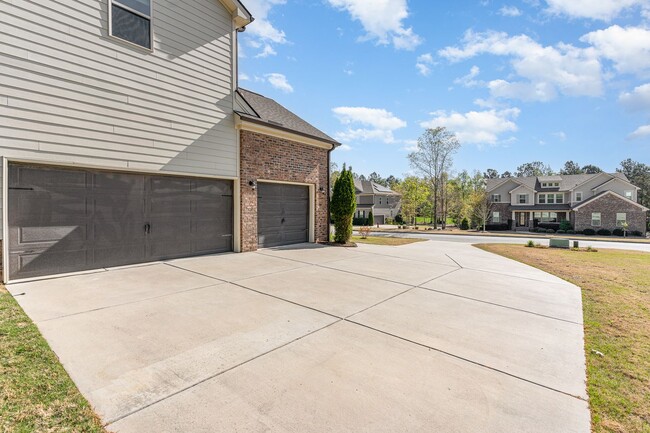 Building Photo - Gorgeous 5 Bedroom Home with First Floor I...
