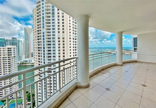 Building Photo - 808 Brickell Key Dr