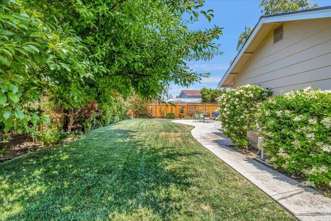 Building Photo - Available for July 1st Move In