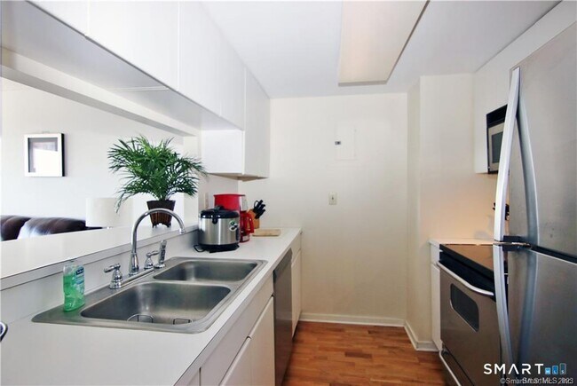 Building Photo - 127 Greyrock Pl