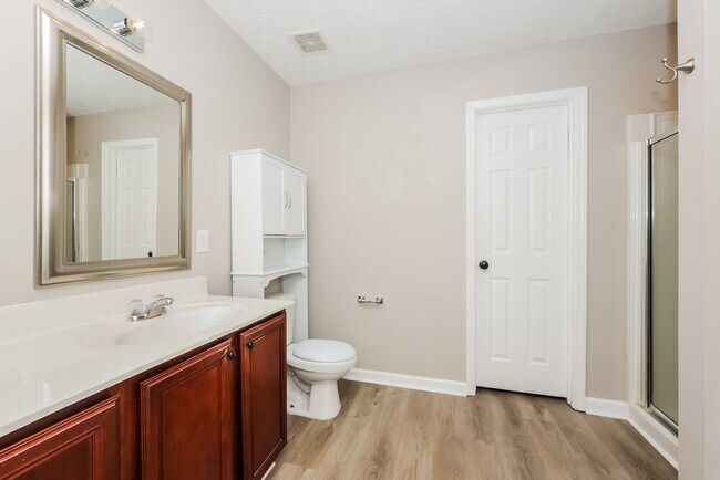 Building Photo - 5823 Roxbury Dr