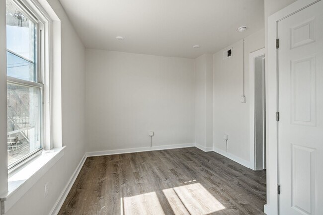 Building Photo - 324-326-326 Darby Rd