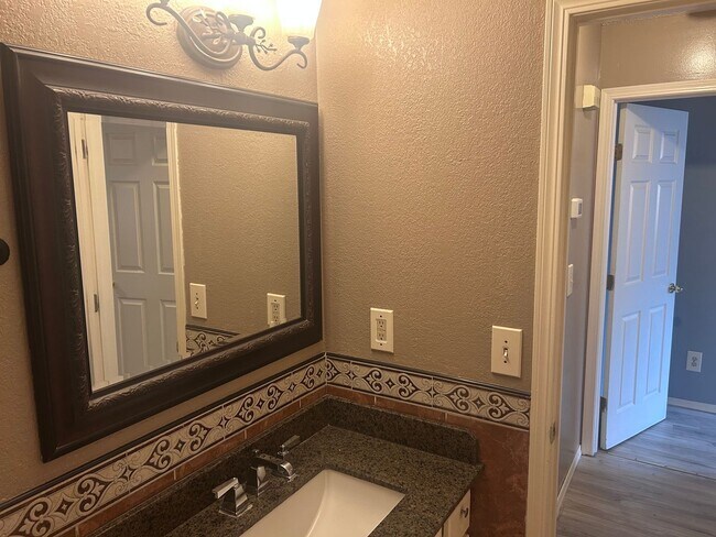 Building Photo - Spacious 4 Bedroom 2 Bathroom House