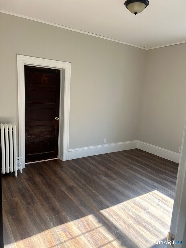 Building Photo - 304 Edgewood St