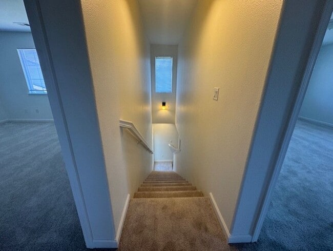 Building Photo - Newly Remodeled and Spacious 4 Bedroom Tow...