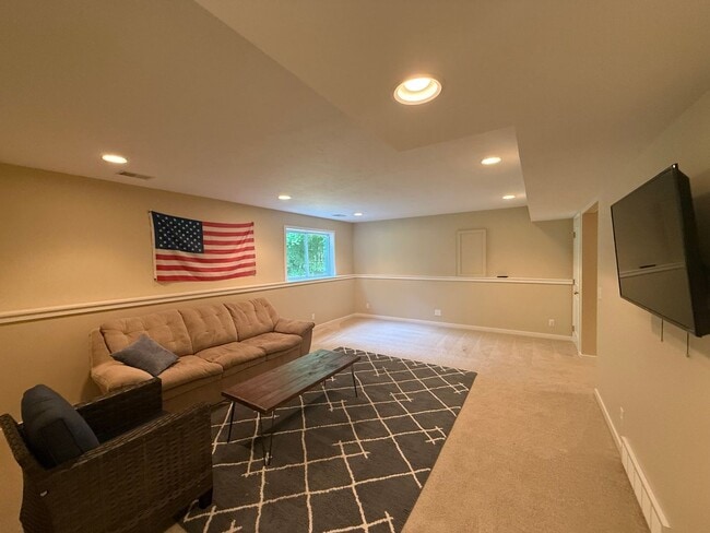 Building Photo - Welcome Home –  Beautiful 5 Bed/4 bath in ...