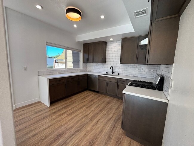 Building Photo - Remodeled 3 Bed 3 Bath Townhome for Rent in Glendale, CA