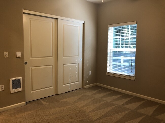 Building Photo - Cute 1BD Single Level Condo in Sherwood!  ...