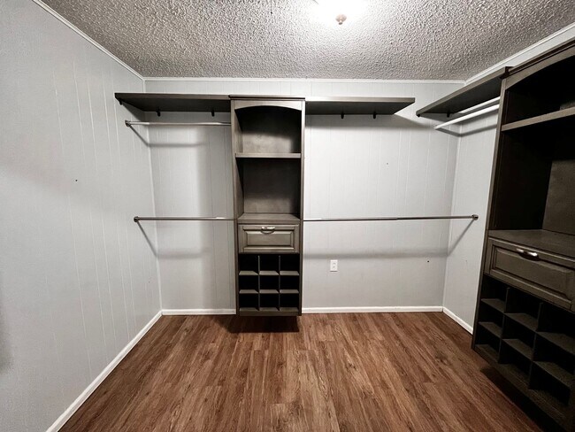 Building Photo - Amazing 4/2.5 in Prime Location! Minutes from Texas Tech and Hospitals!