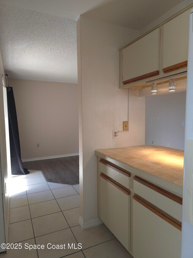 Building Photo - 245 Spring Dr