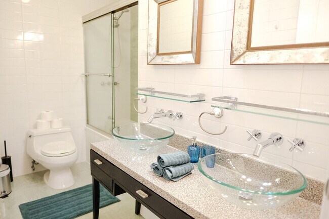 Building Photo - 65 W 107th St