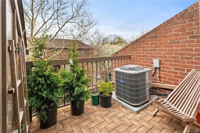 Building Photo - 150 N Bedford Rd