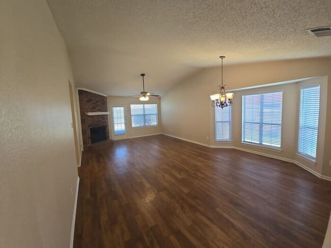 Building Photo - Bright & Spacious 3-Bedroom Home in Flower...