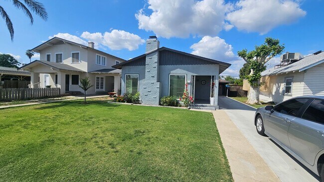 Building Photo - Charming house in Dinuba