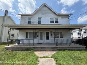 Building Photo - 829 Albert St