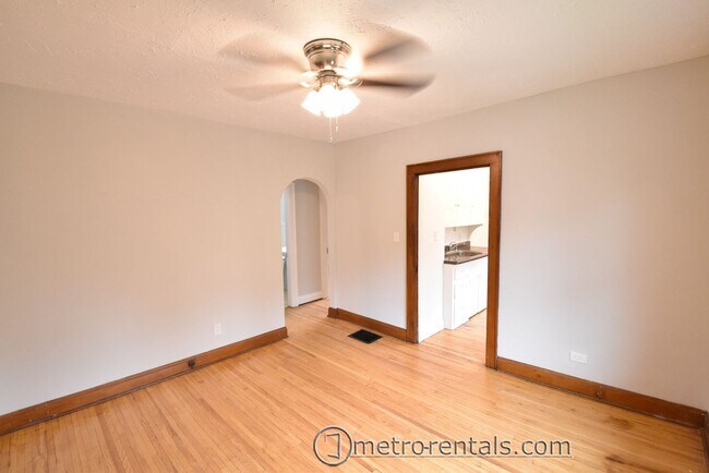 Building Photo - 2832-2834 Indianola Avenue