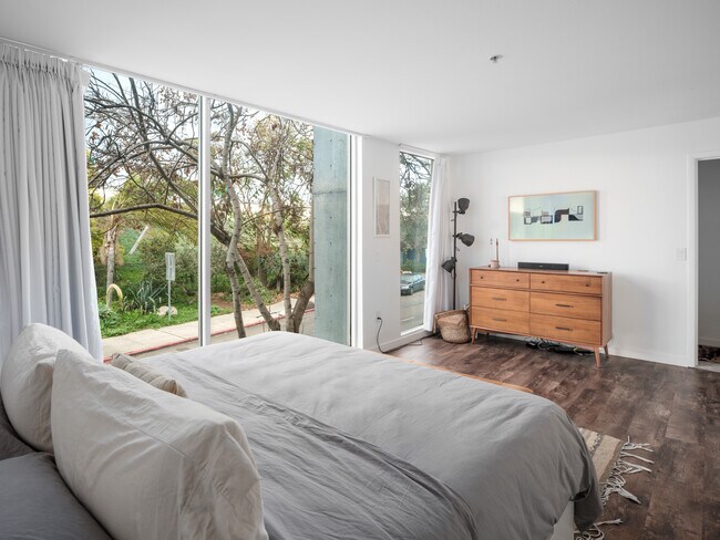 Building Photo - 1944 State St