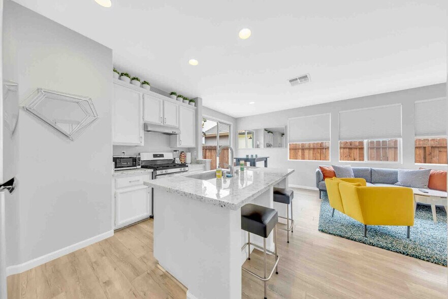 Building Photo - 2111 Marina Greens Dr