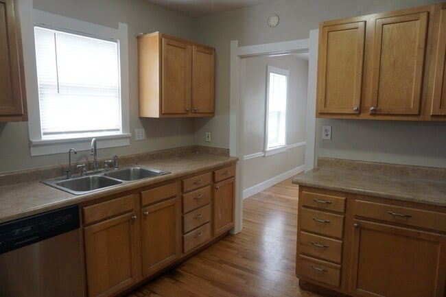 Building Photo - Cute Bungalow in Established Lakewood Neighborhood!