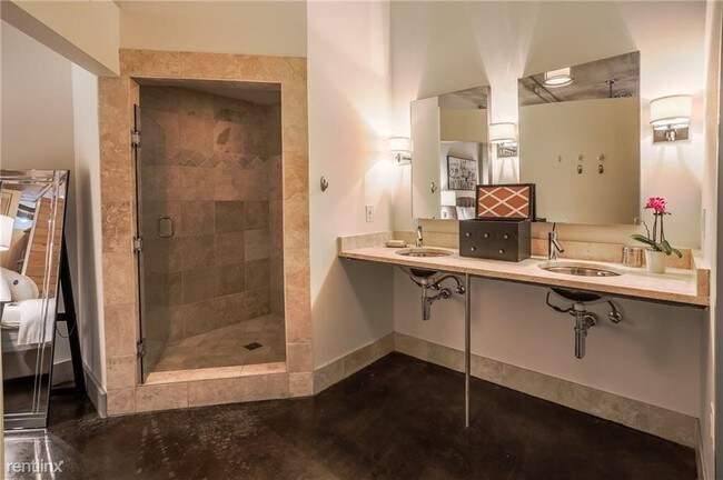 Building Photo - 1 br, 1 bath Apartment - 311 W 5th St