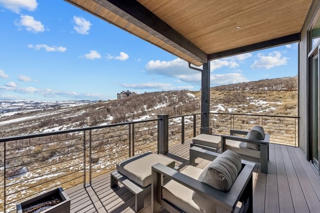 Building Photo - 3450 Ridgeway Dr