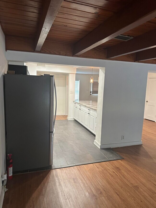 Building Photo - 2057 Dellwood Dr