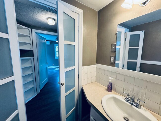 Building Photo - Adorable Cottage