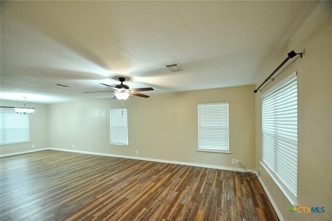 Building Photo - 744 Pinehurst Dr