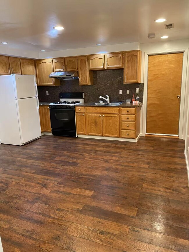 Kitchen/Dining area - 1607 24th Ave