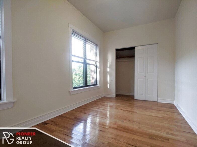 Building Photo - 822 W Waveland Ave