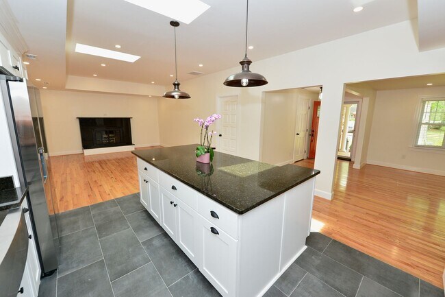 Building Photo - 817 Englewood Dr