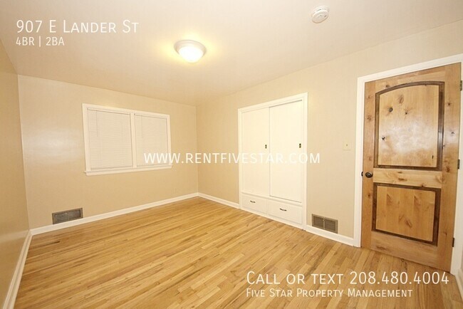Building Photo - Home Available in University Area! This 4 ...