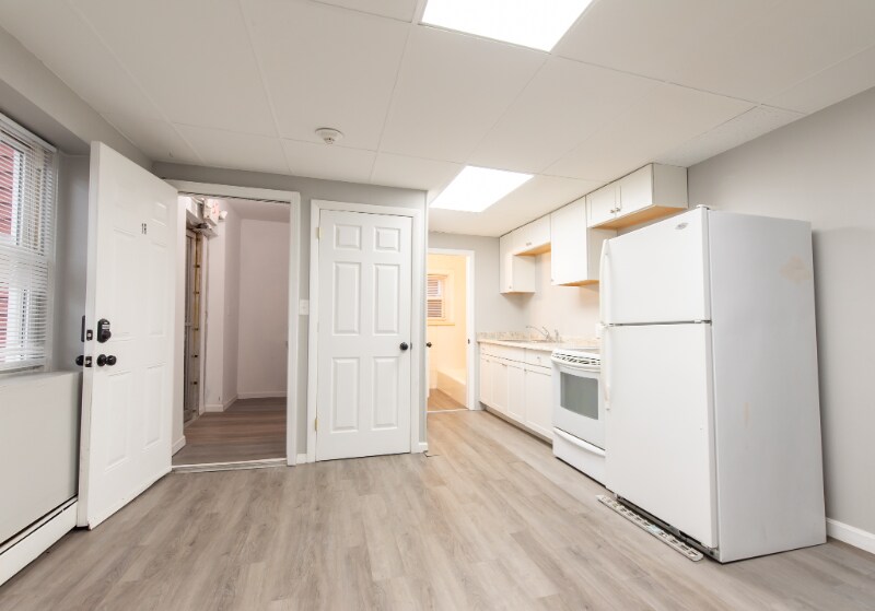 Building Photo - 656 N Main St