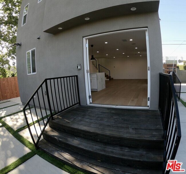 Building Photo - 635 N Formosa Ave
