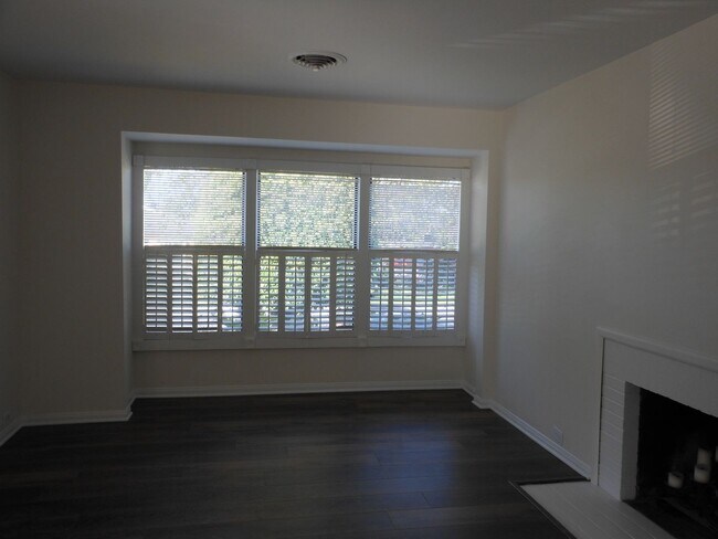 Building Photo - Charming Home near LMU