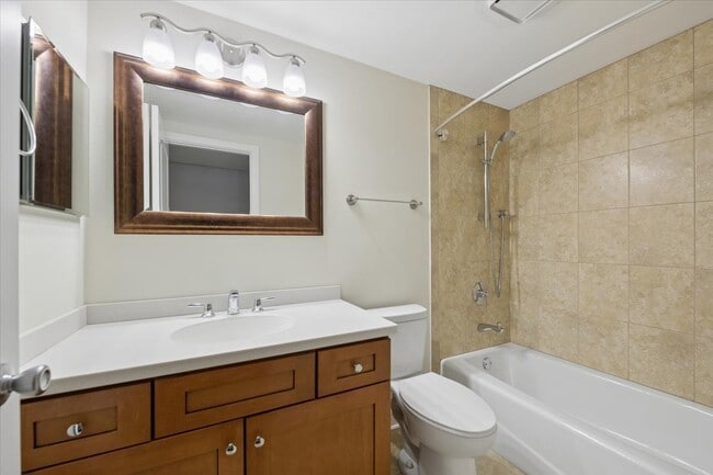 Building Photo - 225 Thornapple Ct