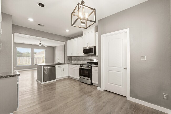 Building Photo - 12102 Sempione Dr