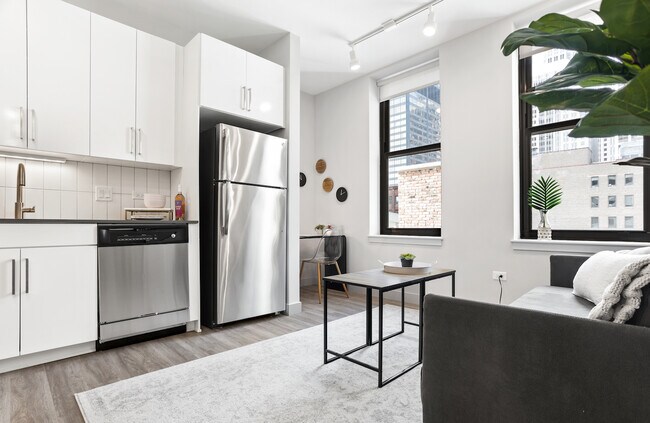 Building Photo - 330 S. Wells St - New Jr One Bed Located i...