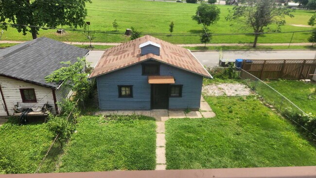 Building Photo - "Spacious 5-Bedroom Gem with 2 Full Baths in St. Louis – Your Ideal Family Home Awaits!"