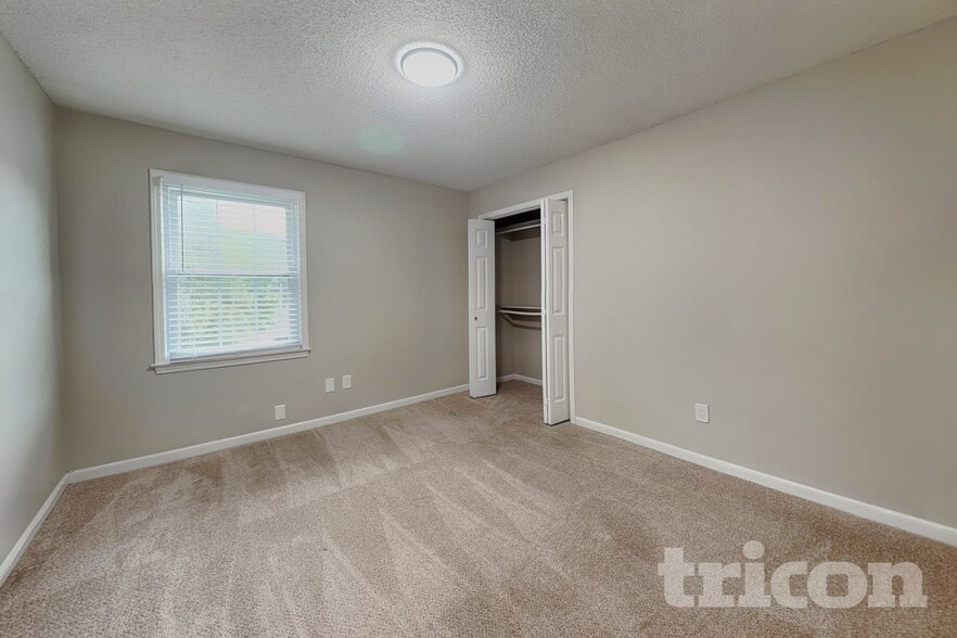 Building Photo - 9719 N Kenwood Ct