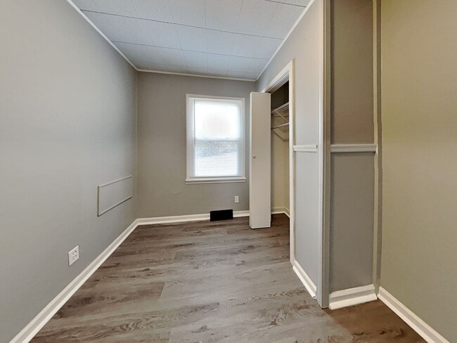 Building Photo - Renovated 3BR Home with Basement & Pet-Friendly Yard in KC