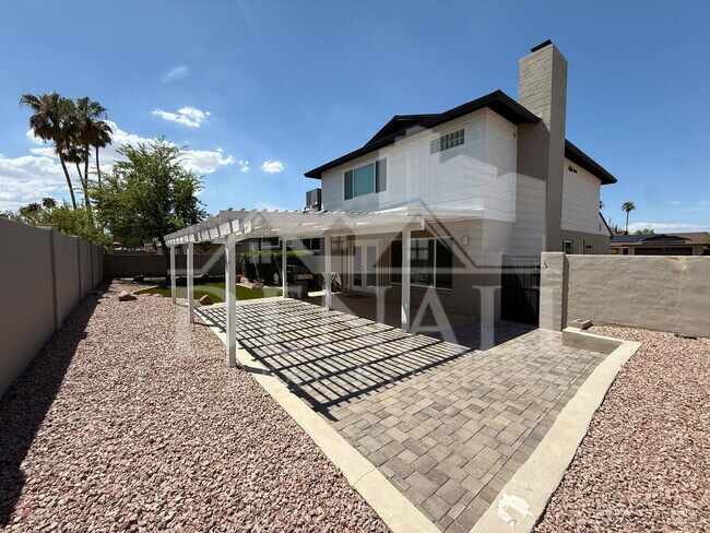 Building Photo - 811 E Chilton Dr