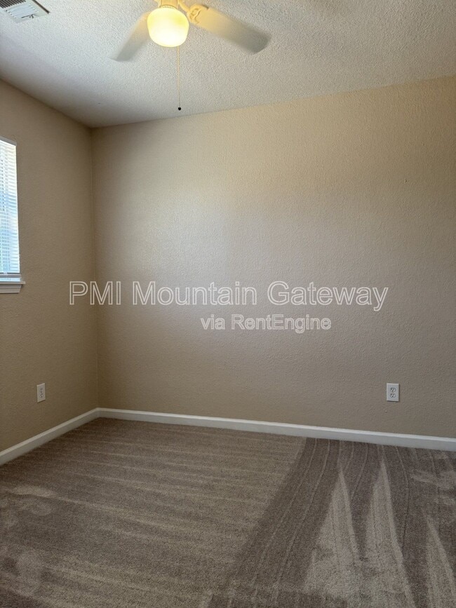 Building Photo - 131 Primrose Dr