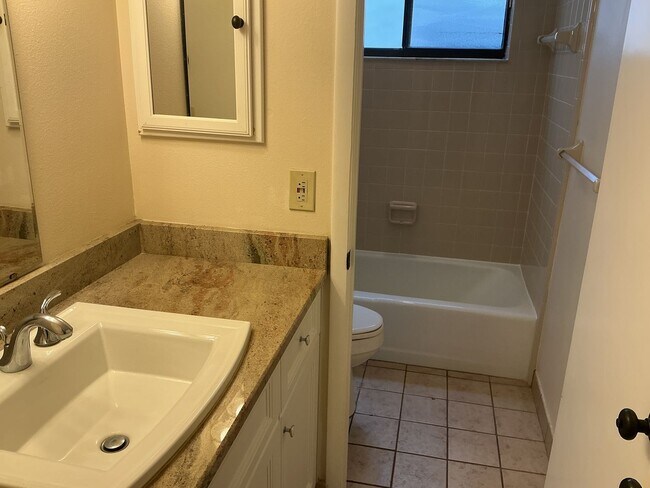 Building Photo - Lakeview Condo Available | Directly Across from Lake Hollingsworth