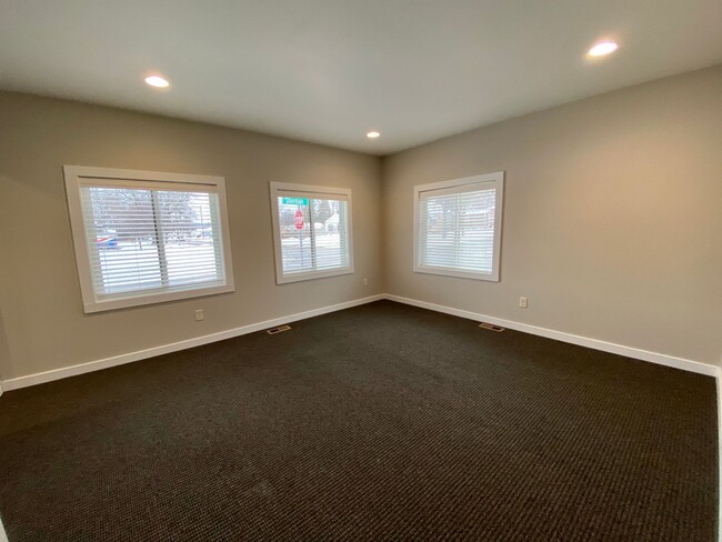Building Photo - Spacious 4 bed 2 bath ranch home with two ...
